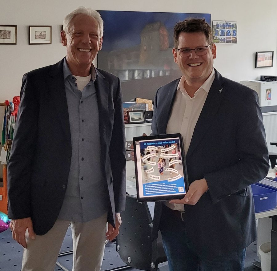 Sigmund Schwarz und Bürgermeister Sebastian Wysocki mit dem Kursplakat im Büro des Bürgermeisters